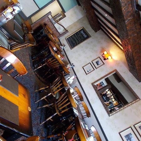 The White Lion Hotel Макънтлет Екстериор снимка